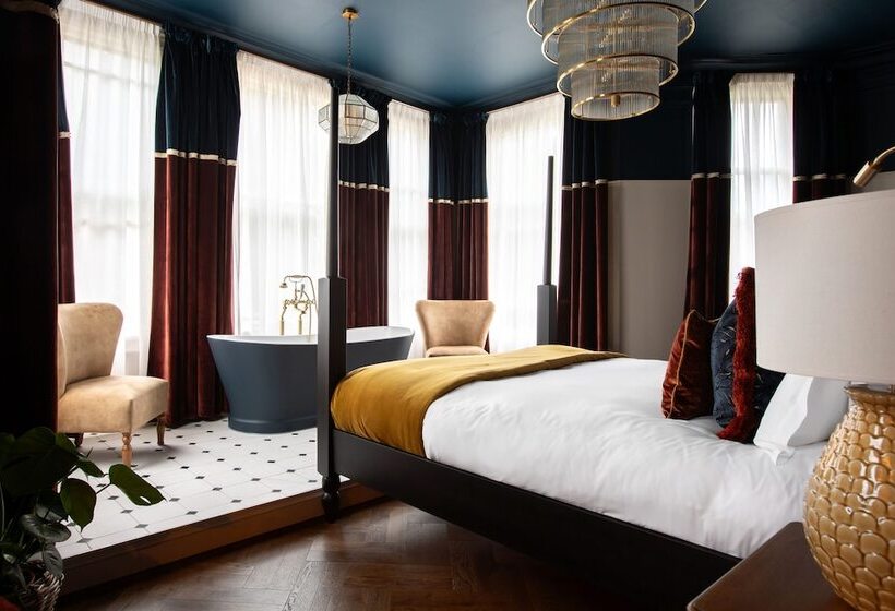 标准间, Worplesdon Place