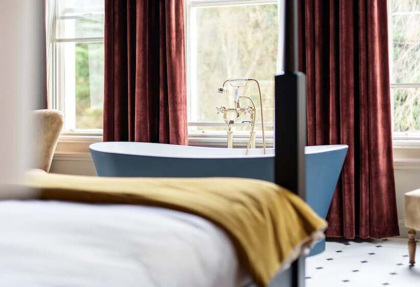 Номер Стандарт, Worplesdon Place