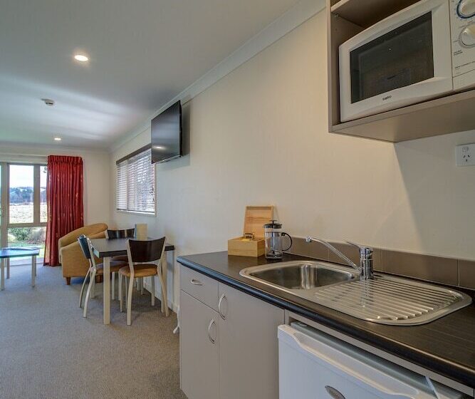 수피리어 스튜디오, Hanmer Springs Retreat