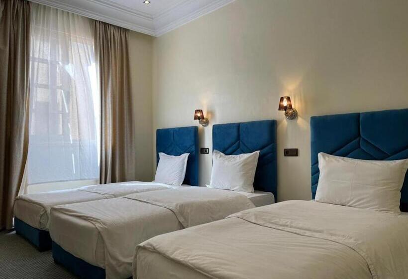 标准三人间, Astoria