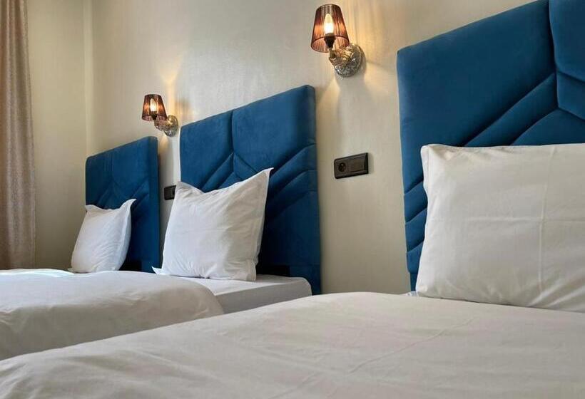 标准三人间, Astoria