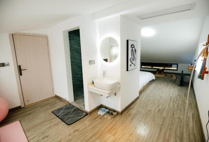 带大床的豪华间, Guihua Road 106th Hostel