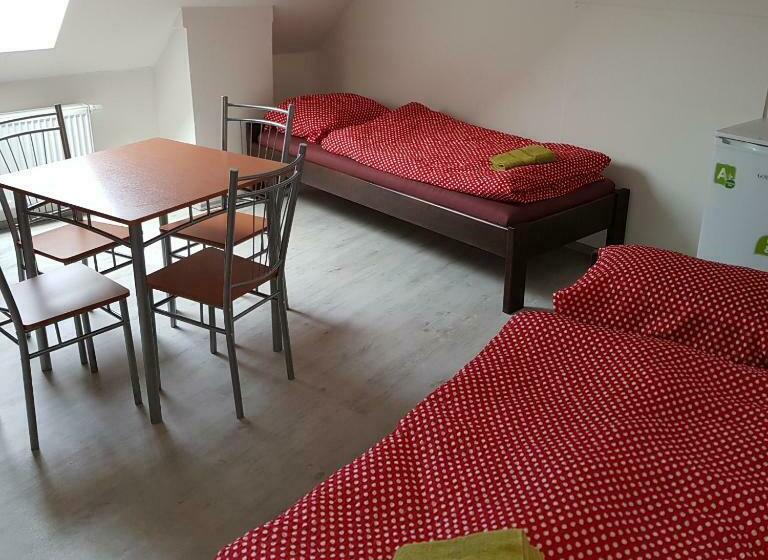 غرفة قياسية ثلاثية, Ubytování Jeřábek