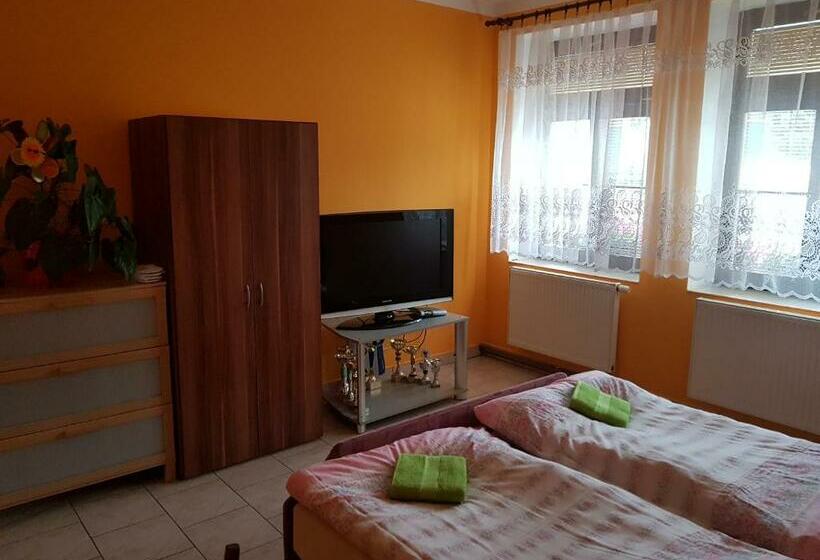 غرفة قياسية, Ubytování Jeřábek