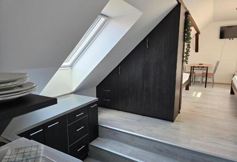 غرفة قياسية رباعية, Ubytování Jeřábek