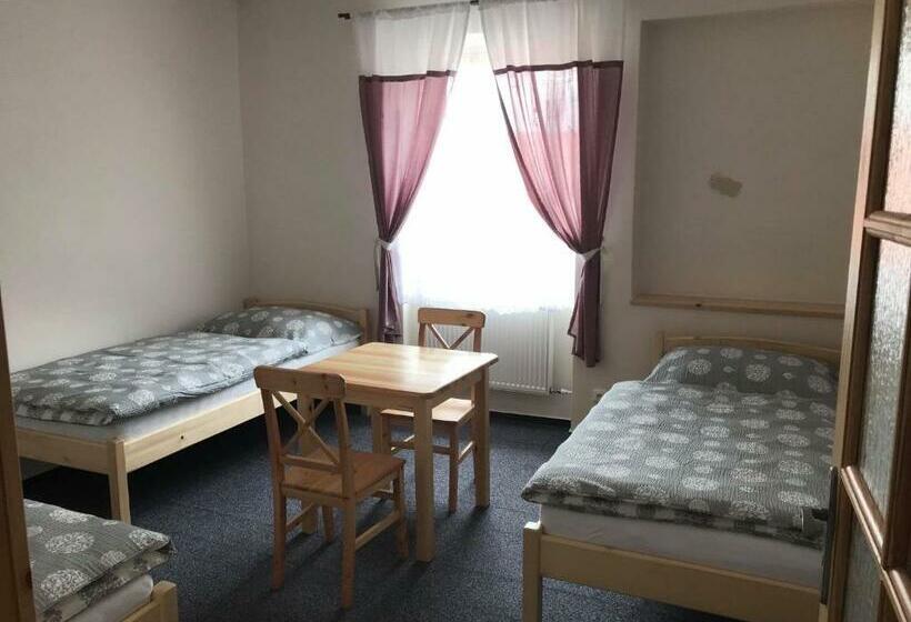 침실 2개 스위트, Pod Stráží