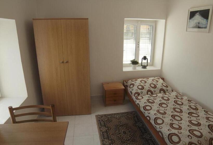 스탠다드 트리플 룸, Pod Stráží