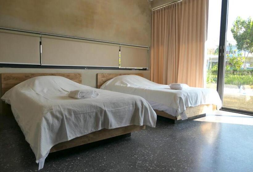 デラックスファミリールーム, Banmon Makok