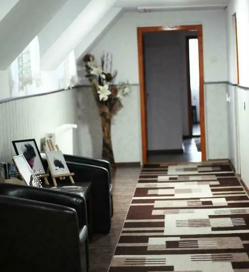 スタンダードルーム, Dmc House