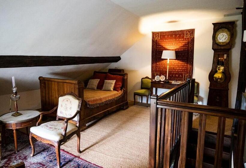 패밀리 룸, Jan S Place In Burgundy