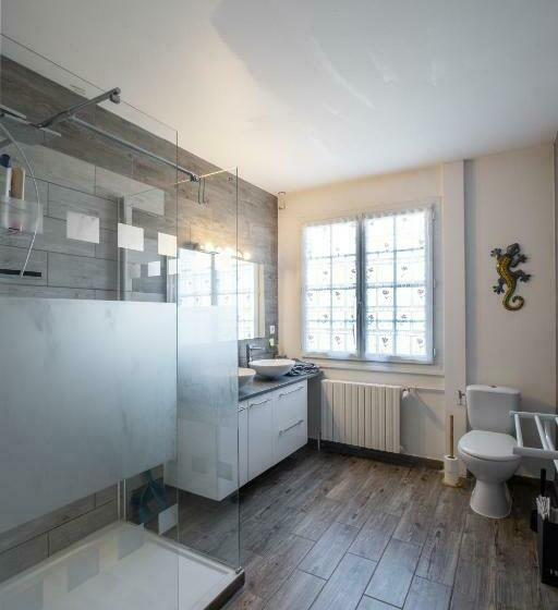 חדר משפחתי, Les Deux Anes