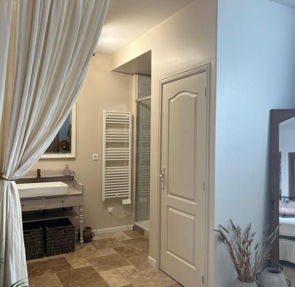 Номер Стандарт Вид на Бассейн, Maison D Hôtes L évidence