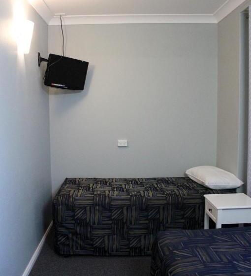 סוויטה משפחתית, Harden Country Motel