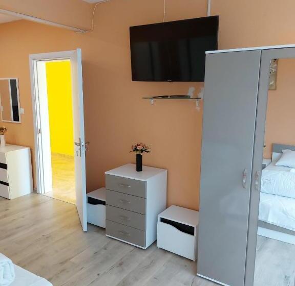 غرفة قياسية مزوَّدة بشُرفة, Gazi