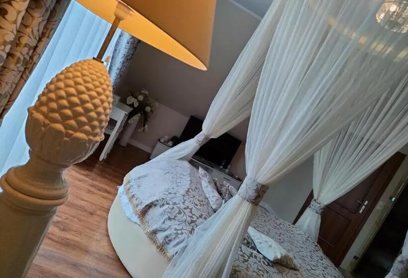 Huoneisto 1 Makuuhuone Puutarhanäkymä, Viwaldi