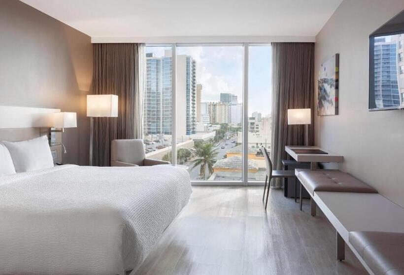 适合残疾人士使用的带超级大床的标准间, Ac Hotel By Marriott Miami Beach