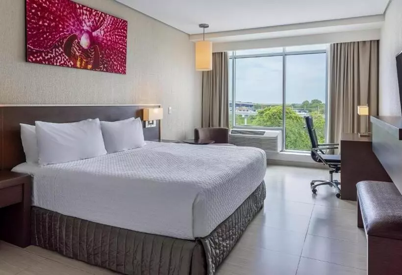 اتاق لوکس با تخت بزرگ, Crowne Plaza Airport, An Ihg