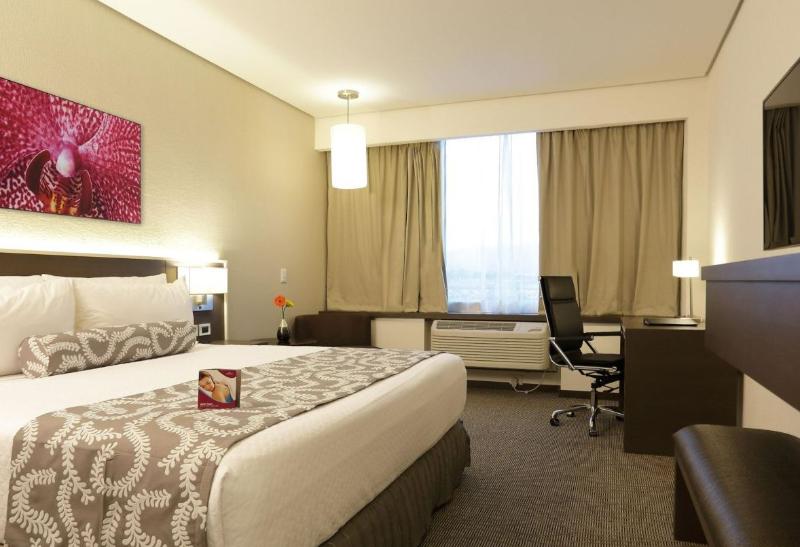 이그제큐티브 룸 킹사이즈 침대, Crowne Plaza Airport, An Ihg