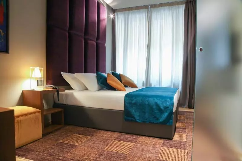 اتاق لوکس, Crowne Plaza Airport, An Ihg