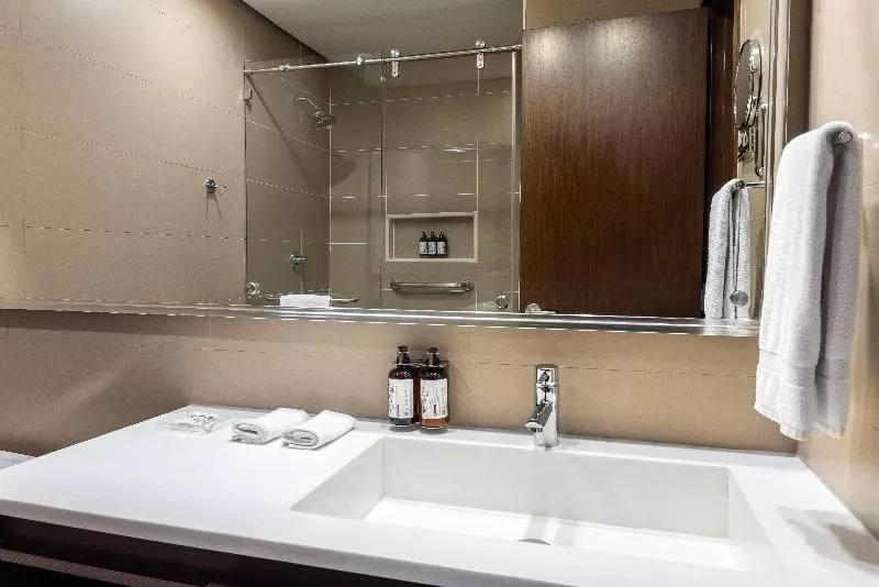 اتاق پرمیوم, Crowne Plaza Airport, An Ihg