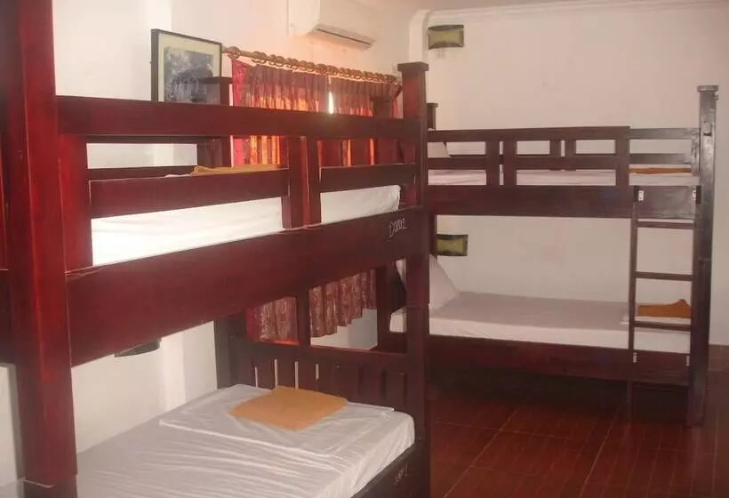 ルームシェアのワンベッド, Jasmine Family Hostel