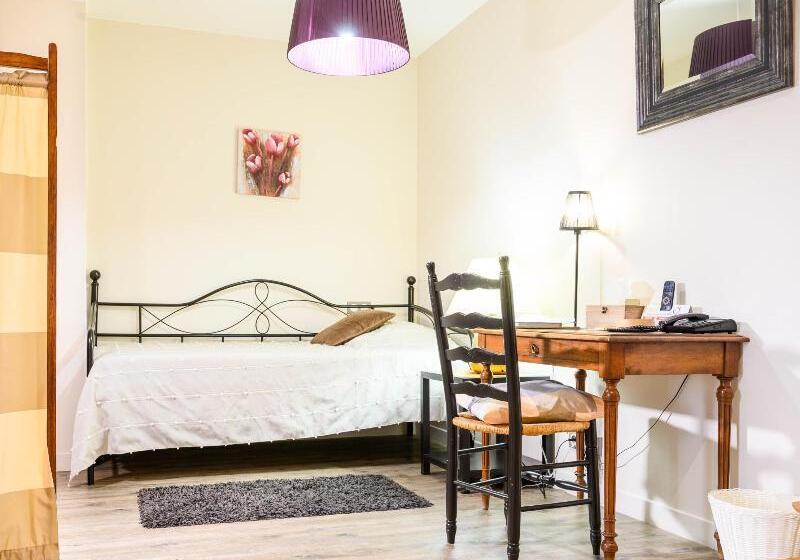 غرفة قياسية ثلاثية, Hôtel Restaurant Les Collines