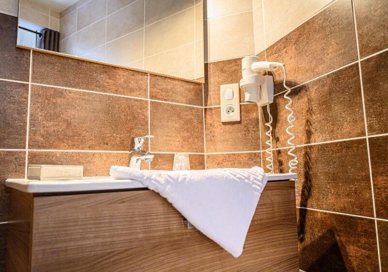 Номер Стандарт, Hôtel Restaurant Les Collines