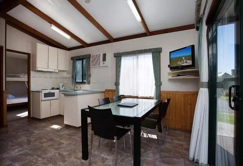 کابین, Portland Holiday Village
