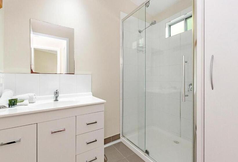 کلبه سوپریور, Portland Holiday Village