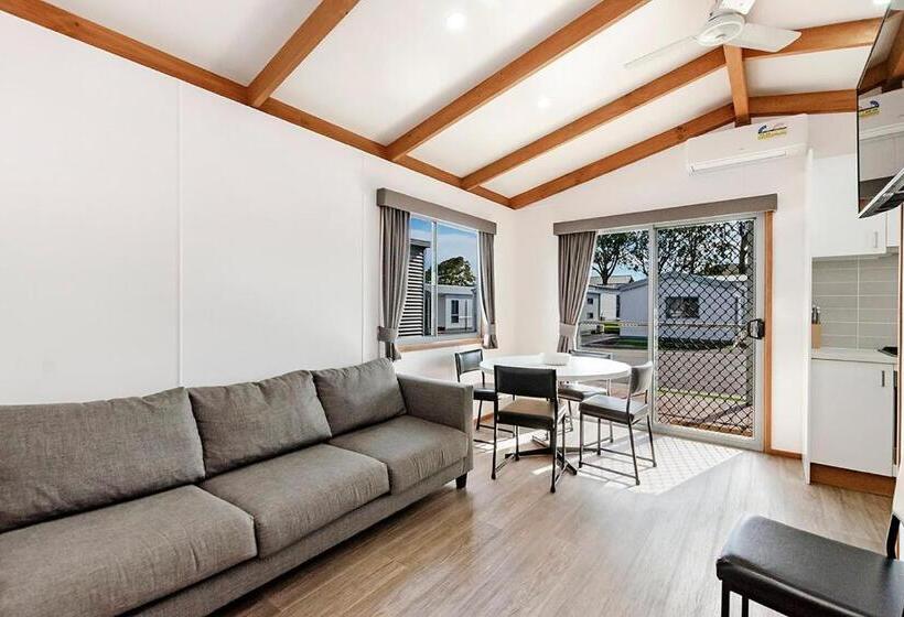 کابین, Portland Holiday Village