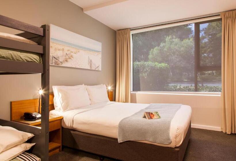 Семейный Номер, Kings Park Motel