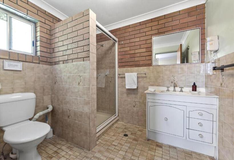 スタンダードトリプルルーム, Paramount Motel