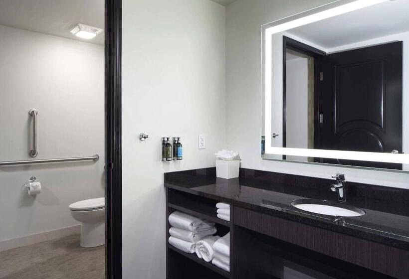 주니어 스위트, The Davenport Grand, Autograph Collection