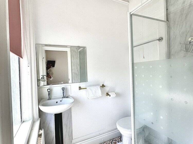 Family Room, Anand Lodge