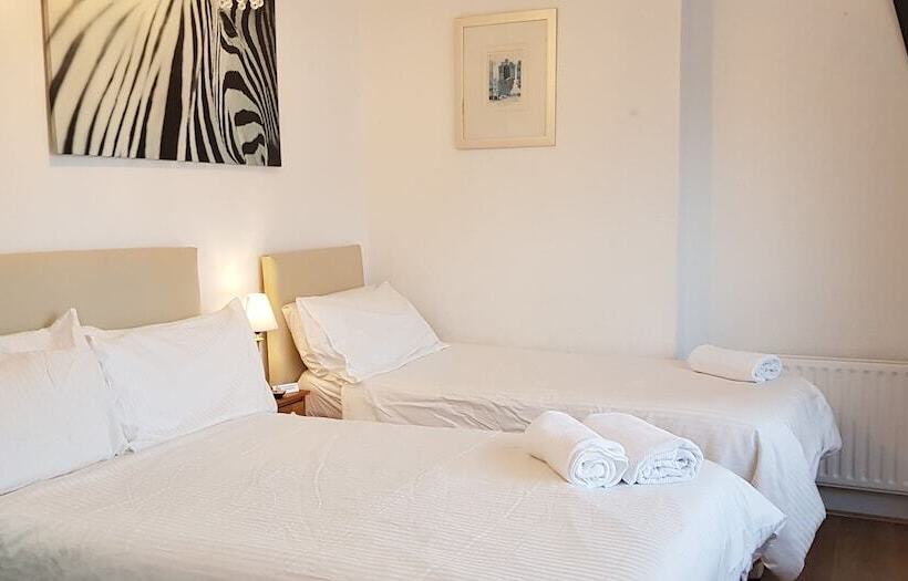 Family Room, Anand Lodge