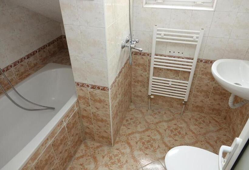 شقة غرفتين, семеен хотел орфей