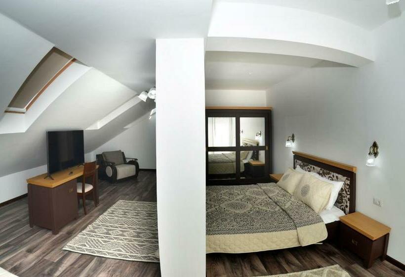 Estudio Familiar, Pensiunea Paradisul Verde