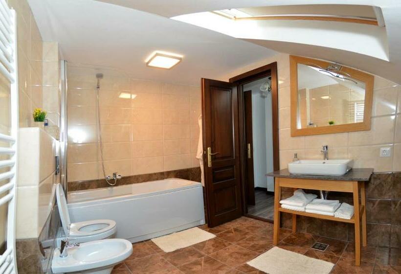 Estudio Familiar, Pensiunea Paradisul Verde