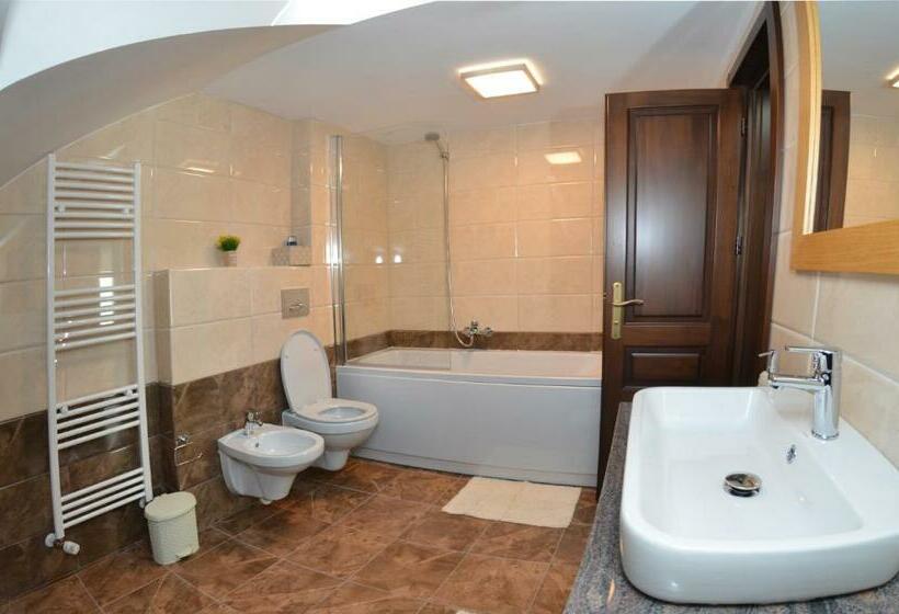 Estudio Familiar, Pensiunea Paradisul Verde