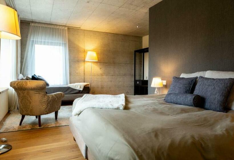 סוויטת ג'וניור, De L’ours Preles