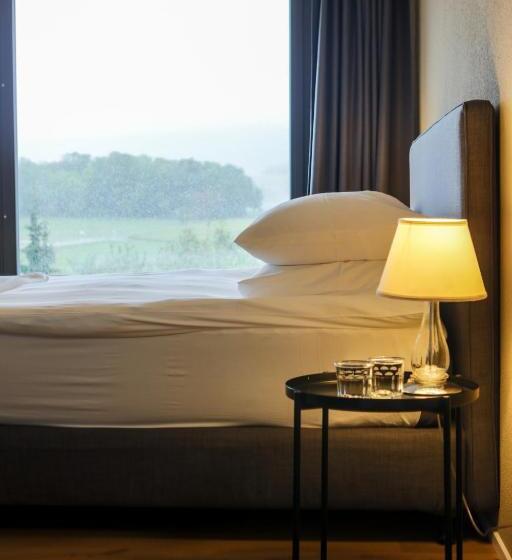 חדר בסיסי, De L’ours Preles