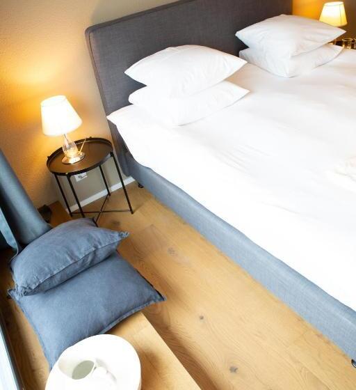 חדר בסיסי, De L’ours Preles