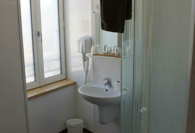 标准三人间, Hôtel Du Lion D Or