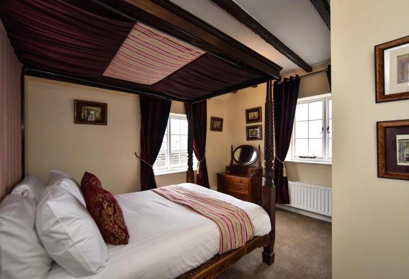 جناح سوبيريور, The Bear Inn