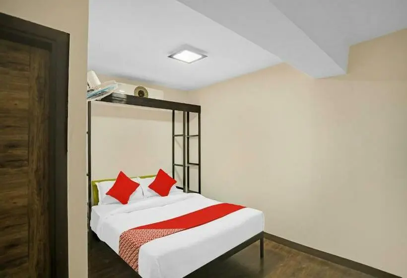 Classic Kolmen Hengen Huone, Oyo 87418 Being Lazy
