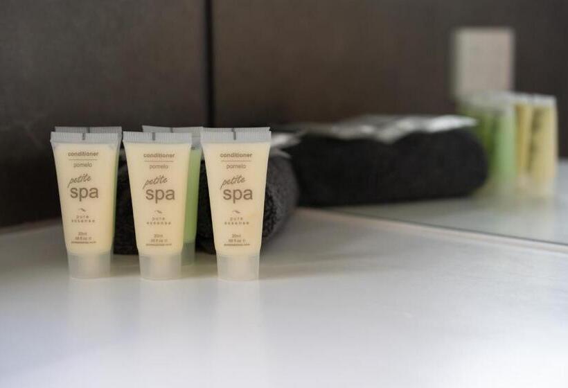 غرفة عائلية, Coastal Motel