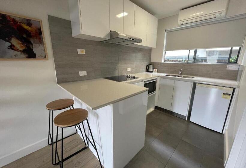 غرفة عائلية, Coastal Motel