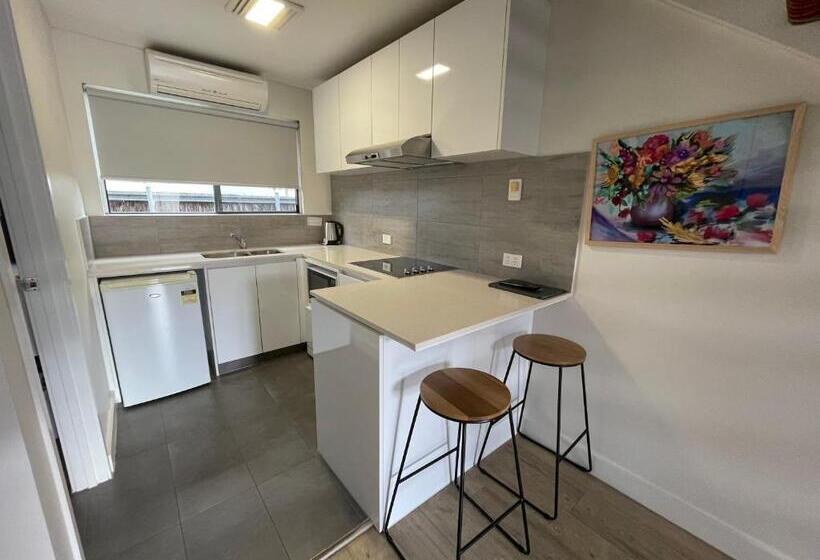 غرفة عائلية, Coastal Motel