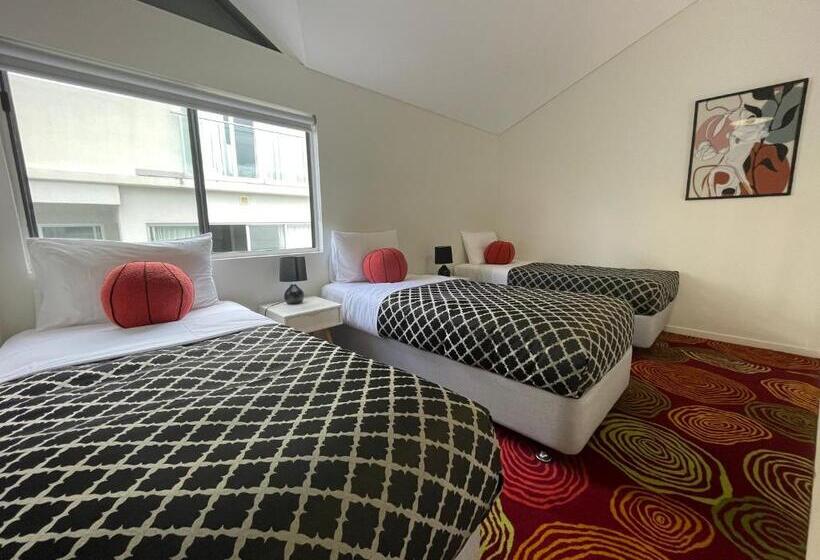 غرفة عائلية, Coastal Motel