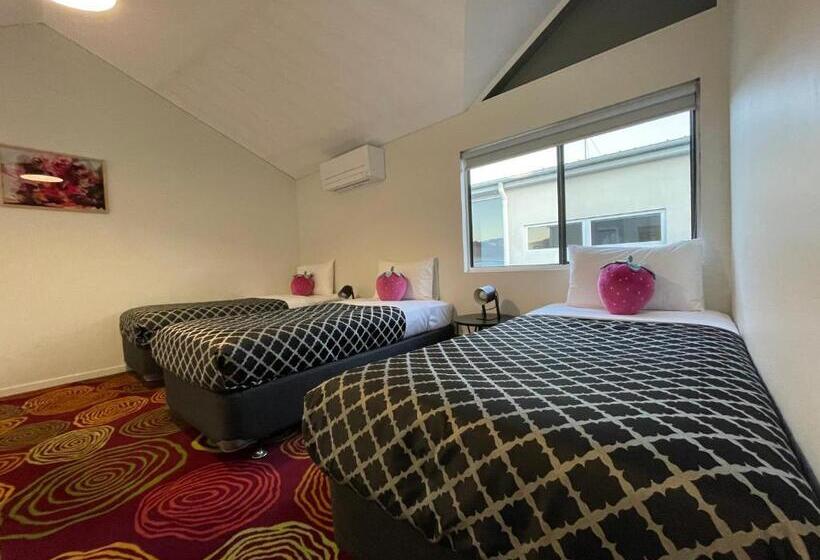 غرفة عائلية, Coastal Motel